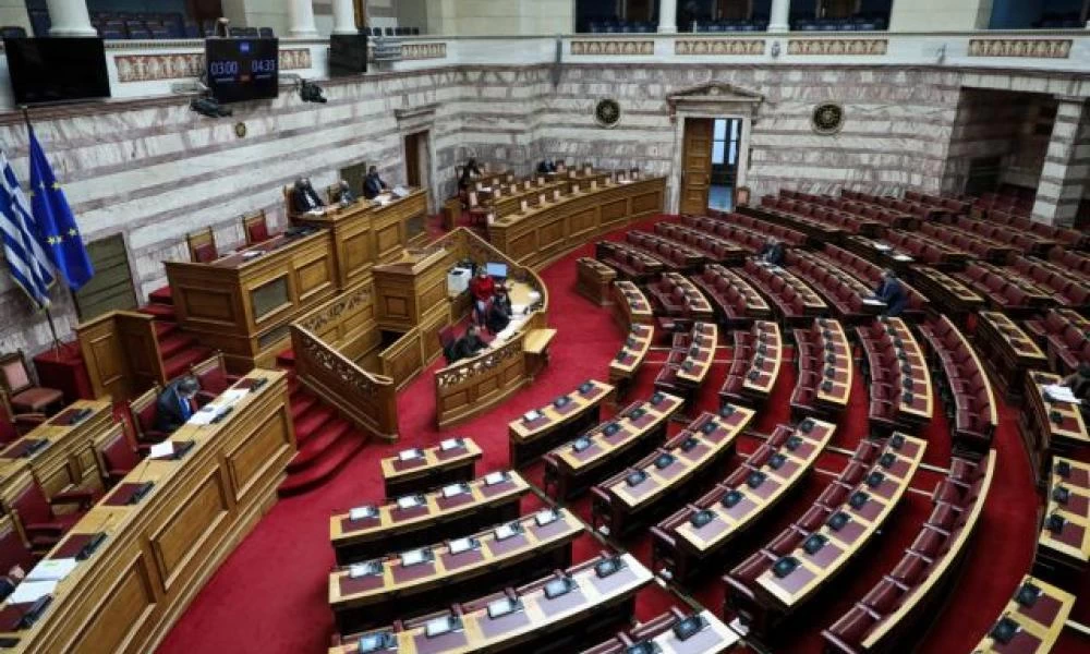 Ασφαλιστική μεταρρύθμιση: Ανέβηκαν οι τόνοι στη Βουλή – Σε θέση μάχης τα κόμματα ενόψει ΔΕΘ